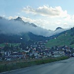 Petit village dans les nuages. עיירה מעוננת